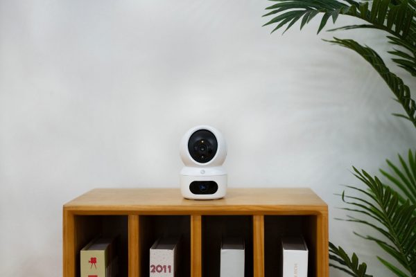 f09e4f6e5ed412887417817de26af1172a07f6fc EZVIZ H7C 4MP TELECAMERA DA INTERNO MOTORIZZATA 4MP. WI-FI 6 DUAL BAND 2.4 + 5 GHZ + ETHERNET.