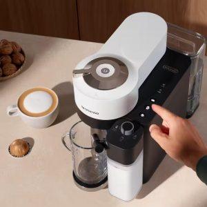 Macchina da caffè De'Longhi con tasti di controllo e bicchiere per preparare bevande calde.