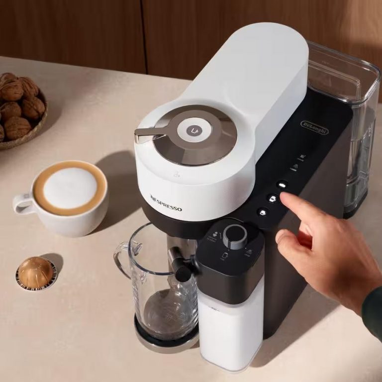 De’Longhi Lattissima One ENV300.W in super offerta: il tuo barista personale in casa, pronto in 25 secondi 4 Macchina da caffè De'Longhi con tasti di controllo e bicchiere per preparare bevande calde.
